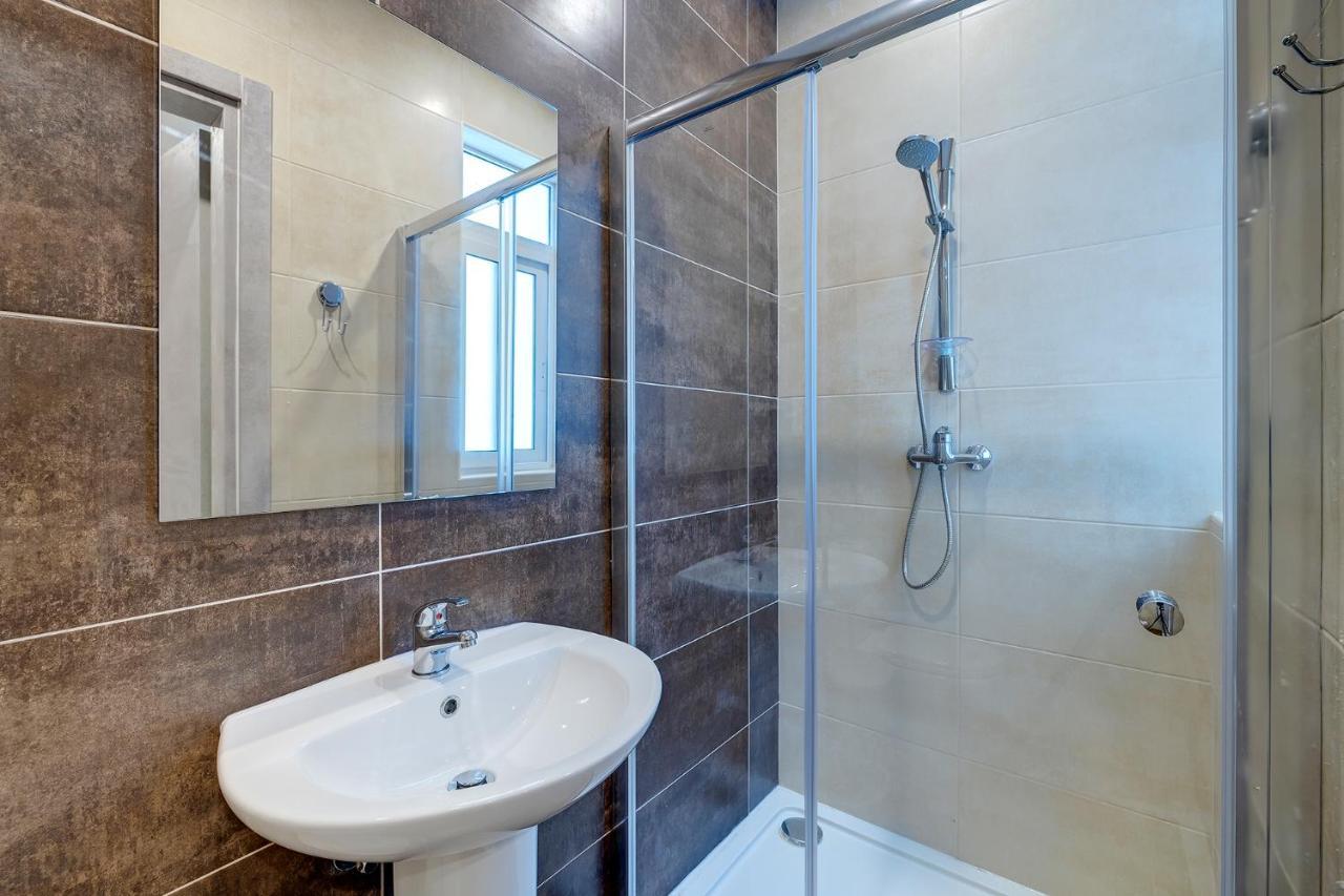 Modern Family Holiday Retreat In Gzira Слима Экстерьер фото