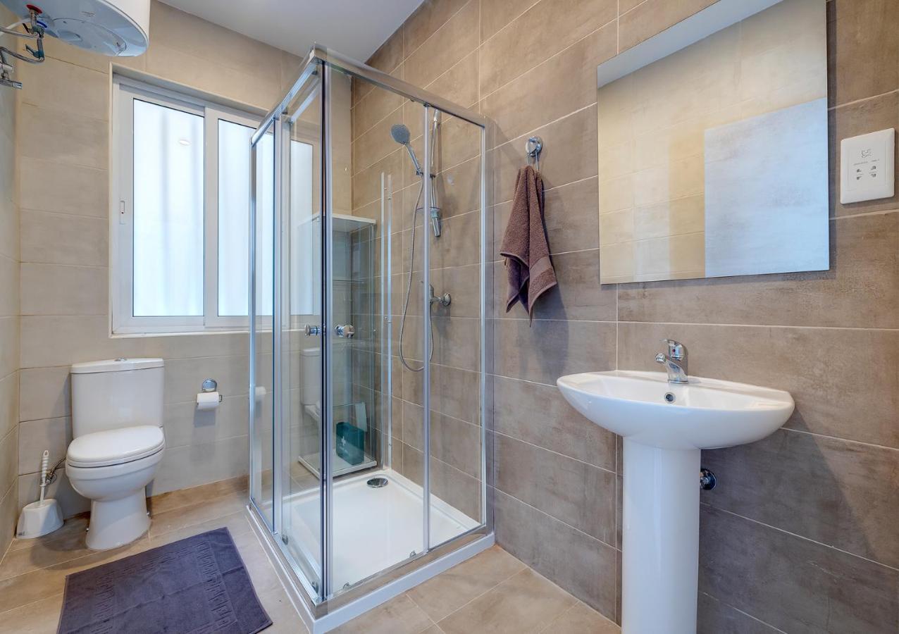 Modern Family Holiday Retreat In Gzira Слима Экстерьер фото