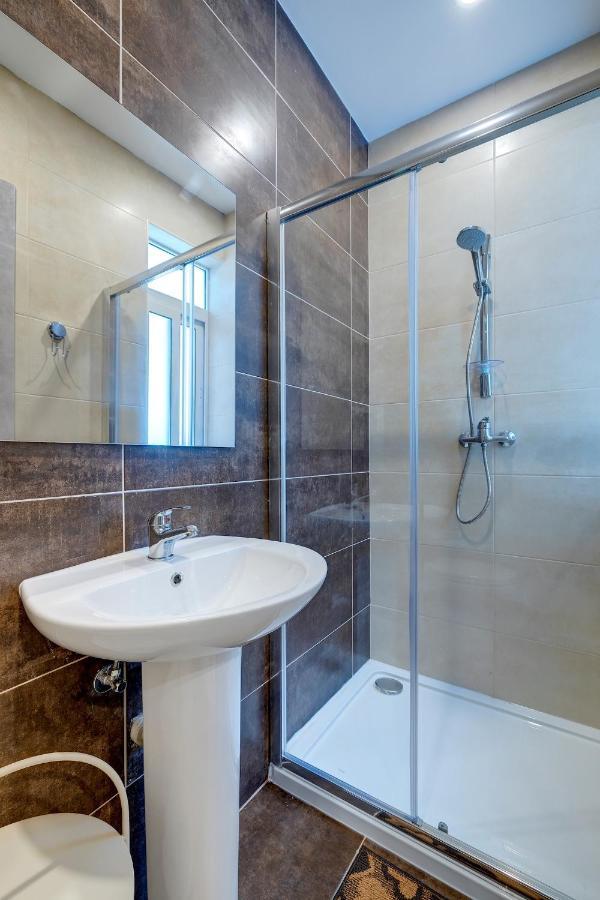 Modern Family Holiday Retreat In Gzira Слима Экстерьер фото